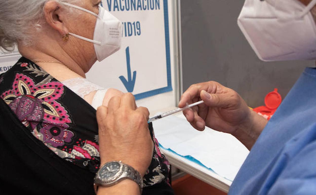 Las vacunas evitan 340 muertes en geriátricos asturianos en los últimos cuatro meses
