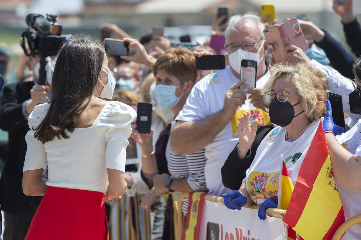 Su Majestad ha recuperado varias prendas para asistir al VI Congreso Educativo sobre Enfermedades Raras, entidad de la que ella es presidenta de honor. Doña Letizia vuelve al rojo y blanco y ha lucido un top con mangas abullonadas, pantalones culotte y tacones cuadrados para andar ligera. La Reina ha viajado hasta Totana (Murcia). Este encuentro busca el abordaje de los retos que plantean las enfermedades raras en la infancia, ya que gran parte de los 3 millones de personas que viven con estas enfermedades en España, o están en busca de diagnóstico, son niños.