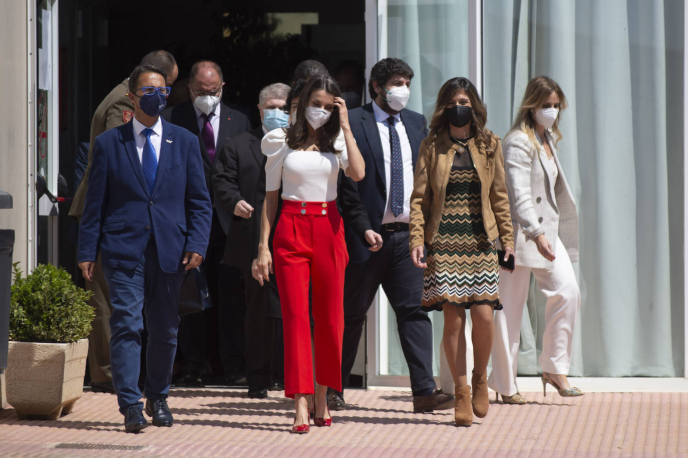 Su Majestad ha recuperado varias prendas para asistir al VI Congreso Educativo sobre Enfermedades Raras, entidad de la que ella es presidenta de honor. Doña Letizia vuelve al rojo y blanco y ha lucido un top con mangas abullonadas, pantalones culotte y tacones cuadrados para andar ligera. La Reina ha viajado hasta Totana (Murcia). Este encuentro busca el abordaje de los retos que plantean las enfermedades raras en la infancia, ya que gran parte de los 3 millones de personas que viven con estas enfermedades en España, o están en busca de diagnóstico, son niños.