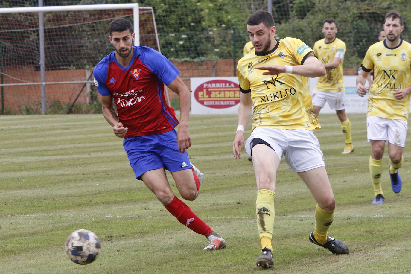 El público no dejó de animar a su equipo a pesar del varapalo que supuso la derrota ante el San Martín. La afición de La Cruz despidió entre aplausos a los jugadores y al cuerpo técnico, reconociendo su brillante temporada que puede tener la guinda con el ansiado ascenso.