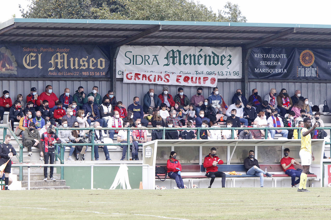 El público no dejó de animar a su equipo a pesar del varapalo que supuso la derrota ante el San Martín. La afición de La Cruz despidió entre aplausos a los jugadores y al cuerpo técnico, reconociendo su brillante temporada que puede tener la guinda con el ansiado ascenso.