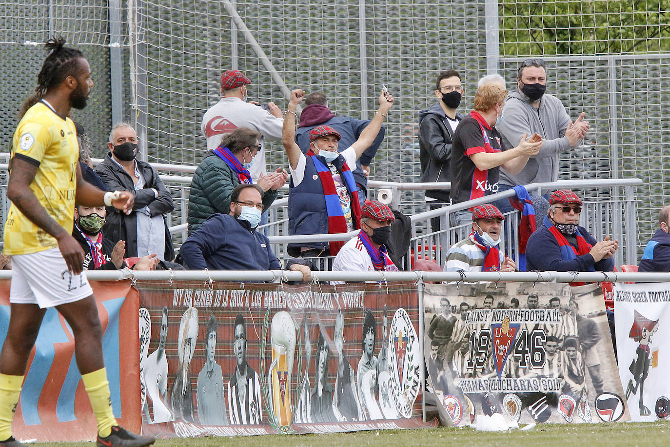 El público no dejó de animar a su equipo a pesar del varapalo que supuso la derrota ante el San Martín. La afición de La Cruz despidió entre aplausos a los jugadores y al cuerpo técnico, reconociendo su brillante temporada que puede tener la guinda con el ansiado ascenso.