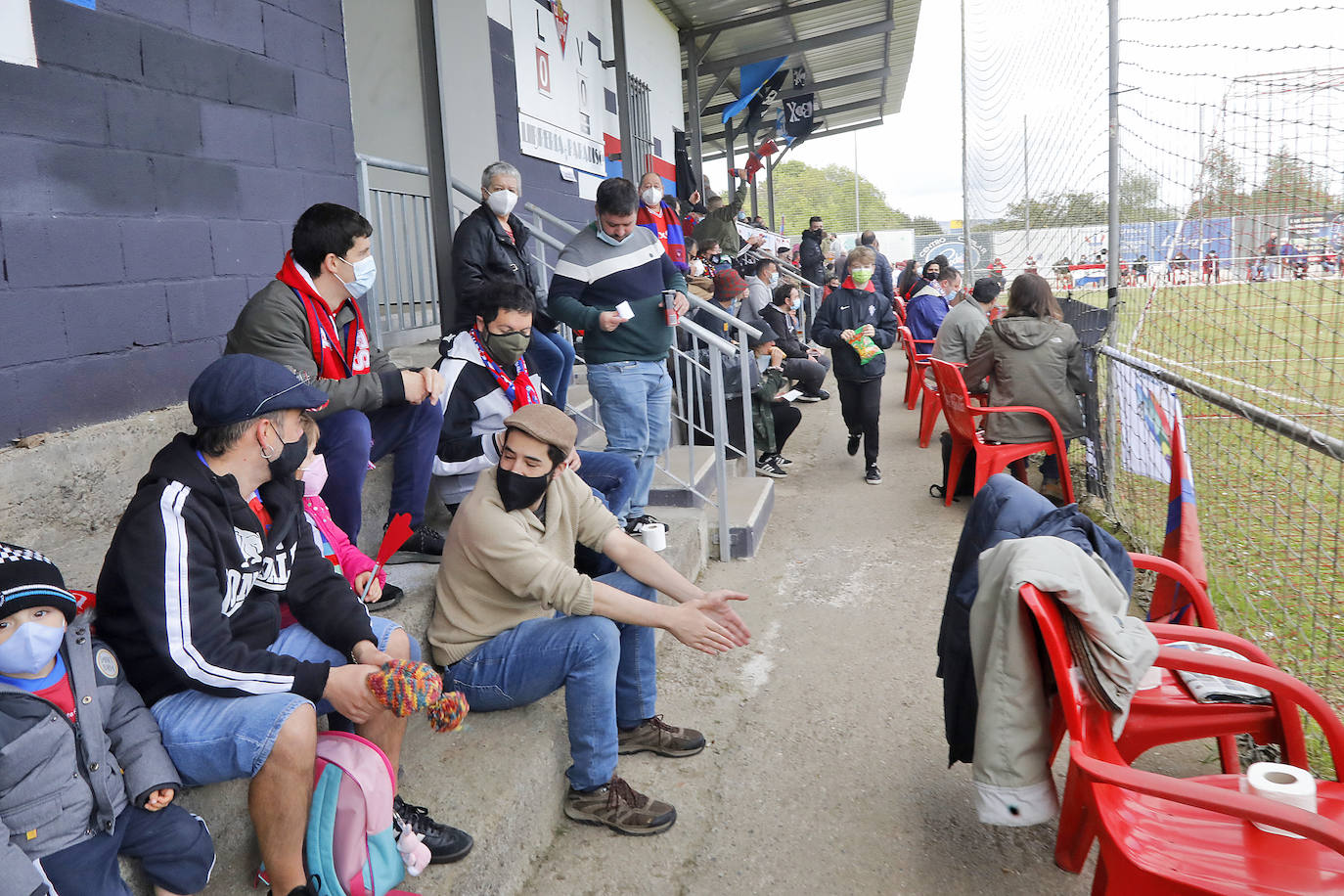 El público no dejó de animar a su equipo a pesar del varapalo que supuso la derrota ante el San Martín. La afición de La Cruz despidió entre aplausos a los jugadores y al cuerpo técnico, reconociendo su brillante temporada que puede tener la guinda con el ansiado ascenso.