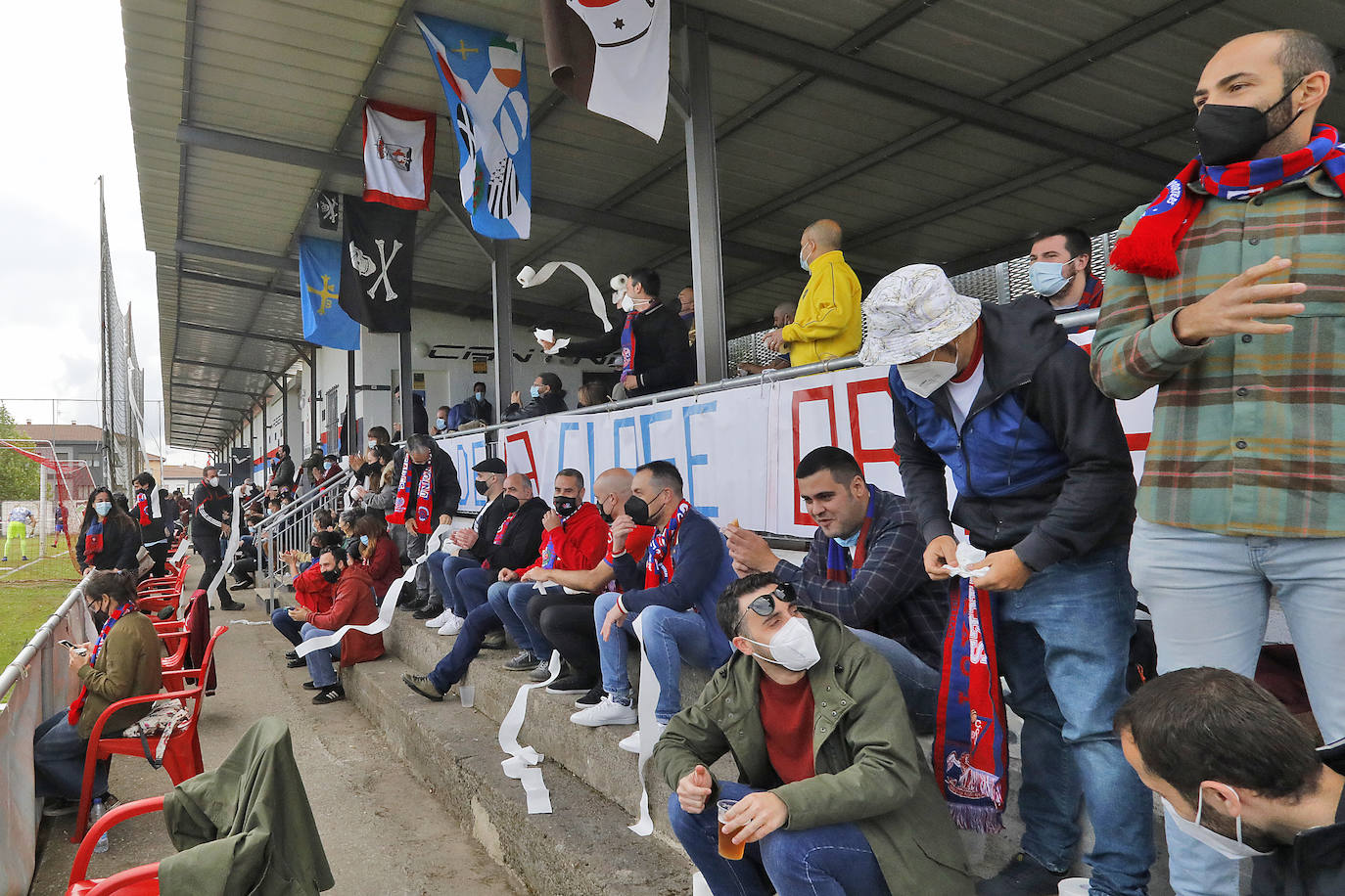 El público no dejó de animar a su equipo a pesar del varapalo que supuso la derrota ante el San Martín. La afición de La Cruz despidió entre aplausos a los jugadores y al cuerpo técnico, reconociendo su brillante temporada que puede tener la guinda con el ansiado ascenso.