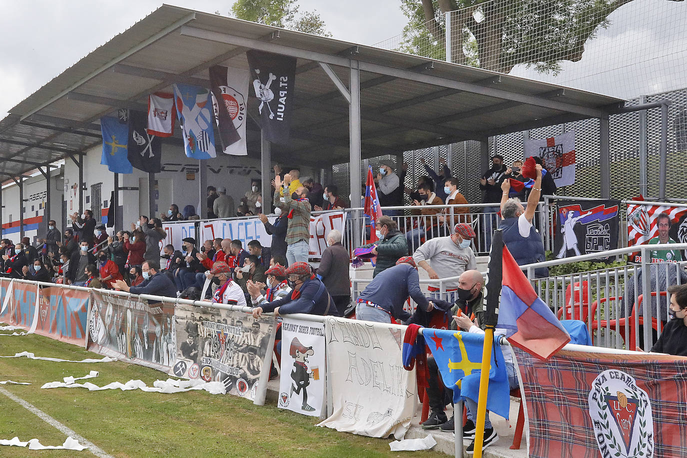 El público no dejó de animar a su equipo a pesar del varapalo que supuso la derrota ante el San Martín. La afición de La Cruz despidió entre aplausos a los jugadores y al cuerpo técnico, reconociendo su brillante temporada que puede tener la guinda con el ansiado ascenso.