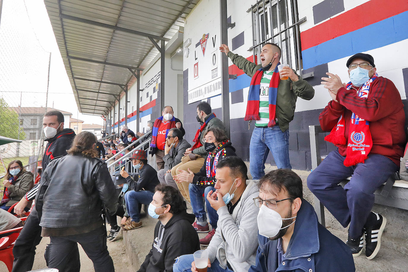 El público no dejó de animar a su equipo a pesar del varapalo que supuso la derrota ante el San Martín. La afición de La Cruz despidió entre aplausos a los jugadores y al cuerpo técnico, reconociendo su brillante temporada que puede tener la guinda con el ansiado ascenso.