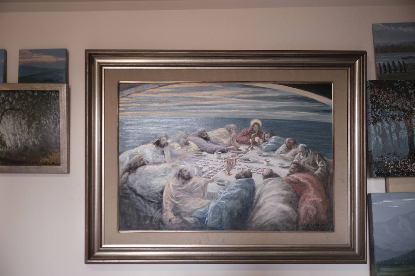 Una pareja con arte. El pintor Carlos Roces ha sido profesor de dibujo, pintura, diseño y decoración de varias generaciones de artistas. Su esposa, Tere Montero, toca el órgano y es miembro de la Coral Polifónica Gijonesa