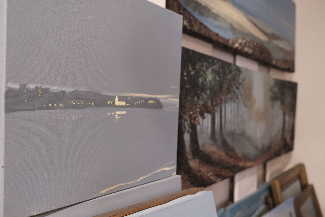 Una pareja con arte. El pintor Carlos Roces ha sido profesor de dibujo, pintura, diseño y decoración de varias generaciones de artistas. Su esposa, Tere Montero, toca el órgano y es miembro de la Coral Polifónica Gijonesa