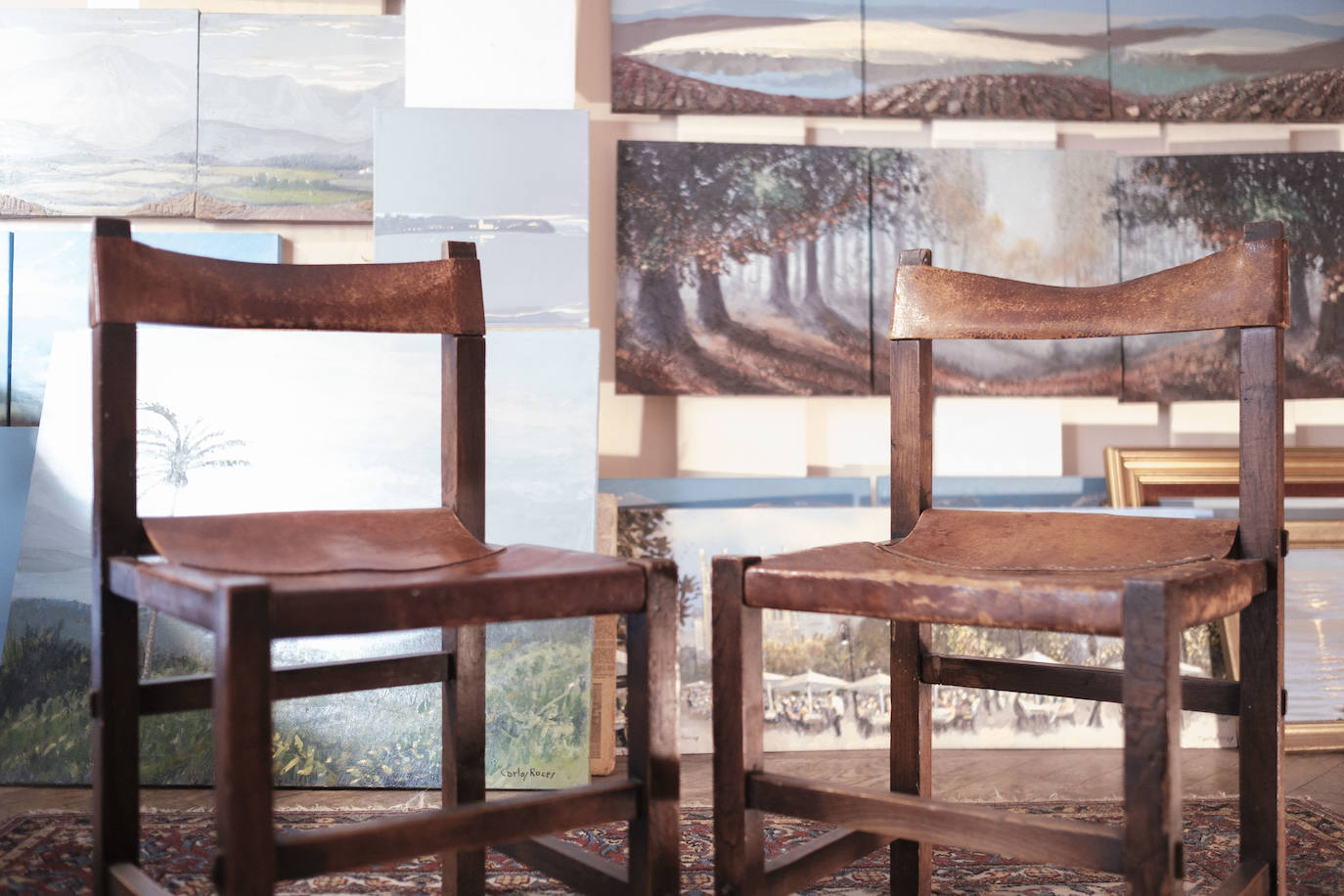 Una pareja con arte. El pintor Carlos Roces ha sido profesor de dibujo, pintura, diseño y decoración de varias generaciones de artistas. Su esposa, Tere Montero, toca el órgano y es miembro de la Coral Polifónica Gijonesa