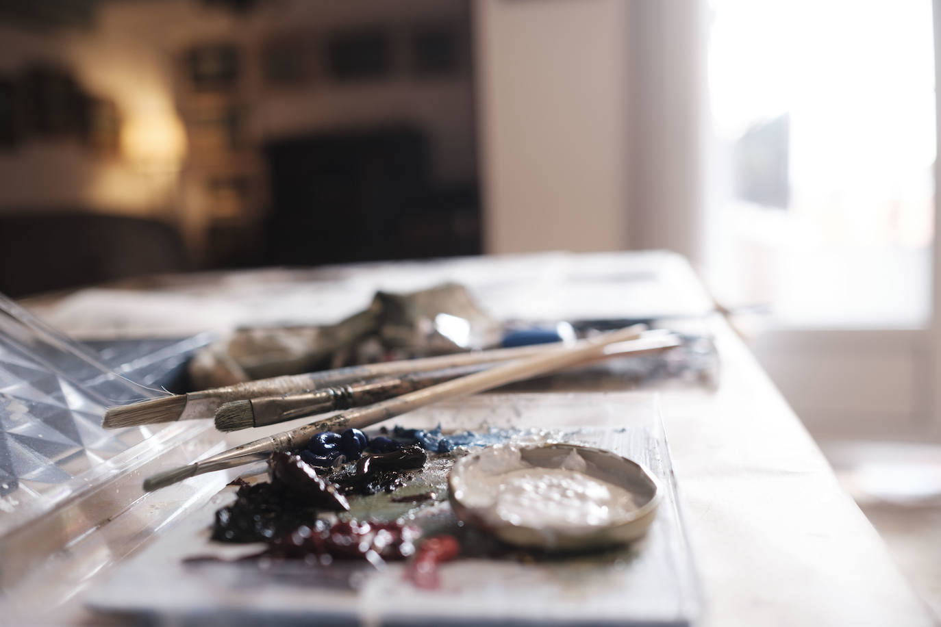 Una pareja con arte. El pintor Carlos Roces ha sido profesor de dibujo, pintura, diseño y decoración de varias generaciones de artistas. Su esposa, Tere Montero, toca el órgano y es miembro de la Coral Polifónica Gijonesa