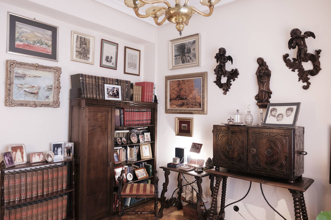 Una pareja con arte. El pintor Carlos Roces ha sido profesor de dibujo, pintura, diseño y decoración de varias generaciones de artistas. Su esposa, Tere Montero, toca el órgano y es miembro de la Coral Polifónica Gijonesa