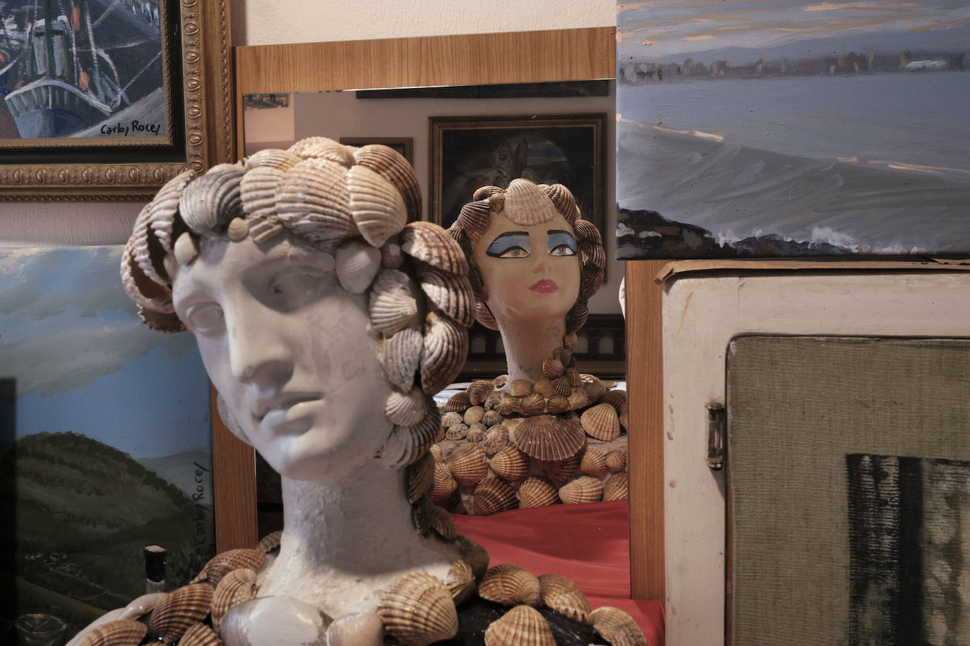 Una pareja con arte. El pintor Carlos Roces ha sido profesor de dibujo, pintura, diseño y decoración de varias generaciones de artistas. Su esposa, Tere Montero, toca el órgano y es miembro de la Coral Polifónica Gijonesa