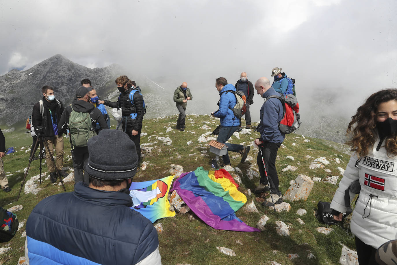 La asociación Faciendo Camín corona el Angliru con un buzón de cumbres con la forma del antiguo lavadero de Cimadevilla en recuerdo del popular personaje, asesinado hace 45 años