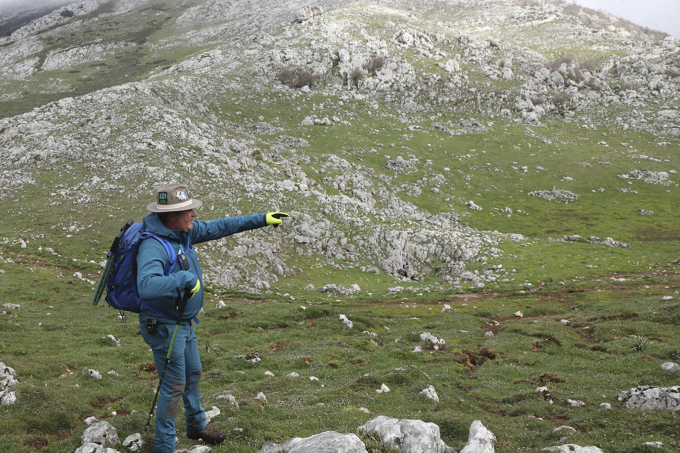 La asociación Faciendo Camín corona el Angliru con un buzón de cumbres con la forma del antiguo lavadero de Cimadevilla en recuerdo del popular personaje, asesinado hace 45 años