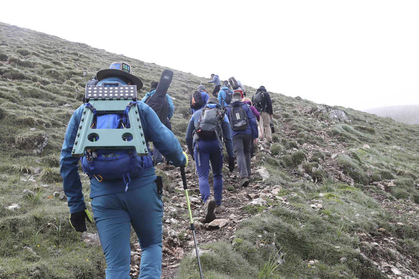 La asociación Faciendo Camín corona el Angliru con un buzón de cumbres con la forma del antiguo lavadero de Cimadevilla en recuerdo del popular personaje, asesinado hace 45 años