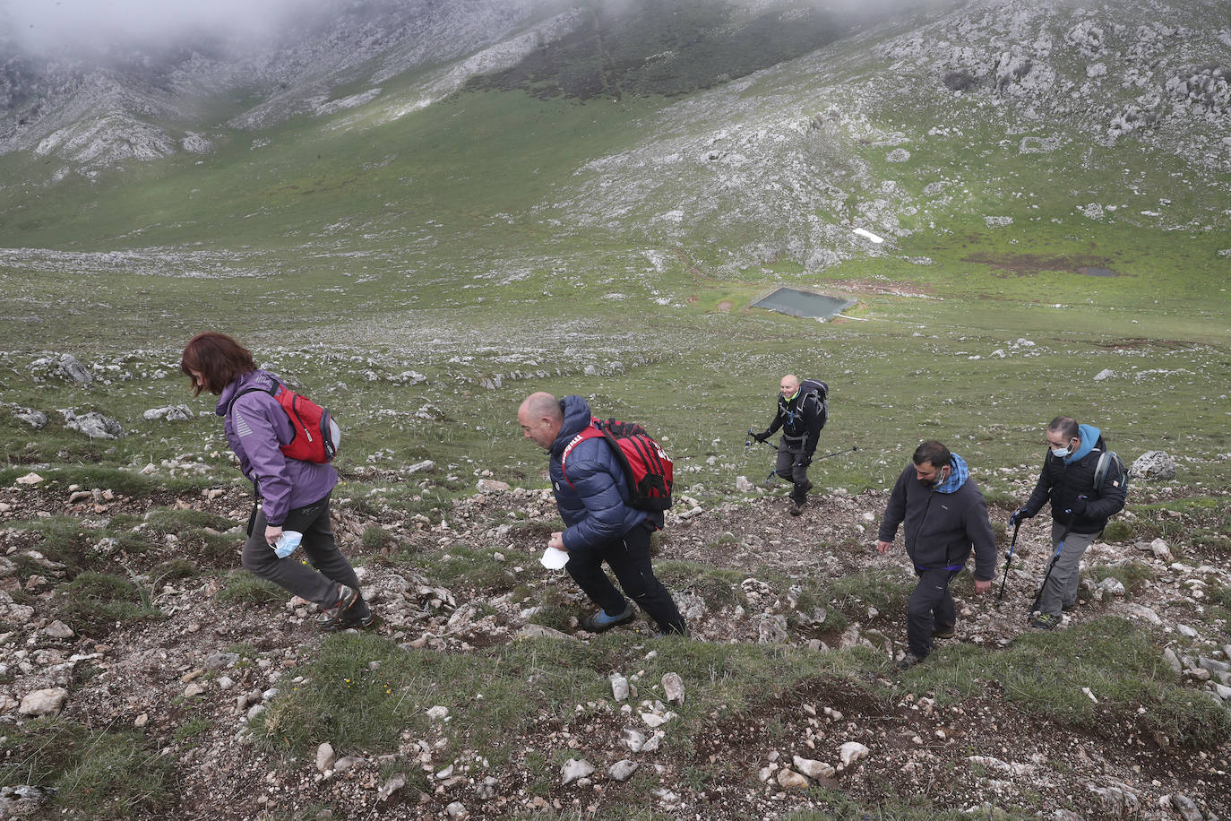 La asociación Faciendo Camín corona el Angliru con un buzón de cumbres con la forma del antiguo lavadero de Cimadevilla en recuerdo del popular personaje, asesinado hace 45 años