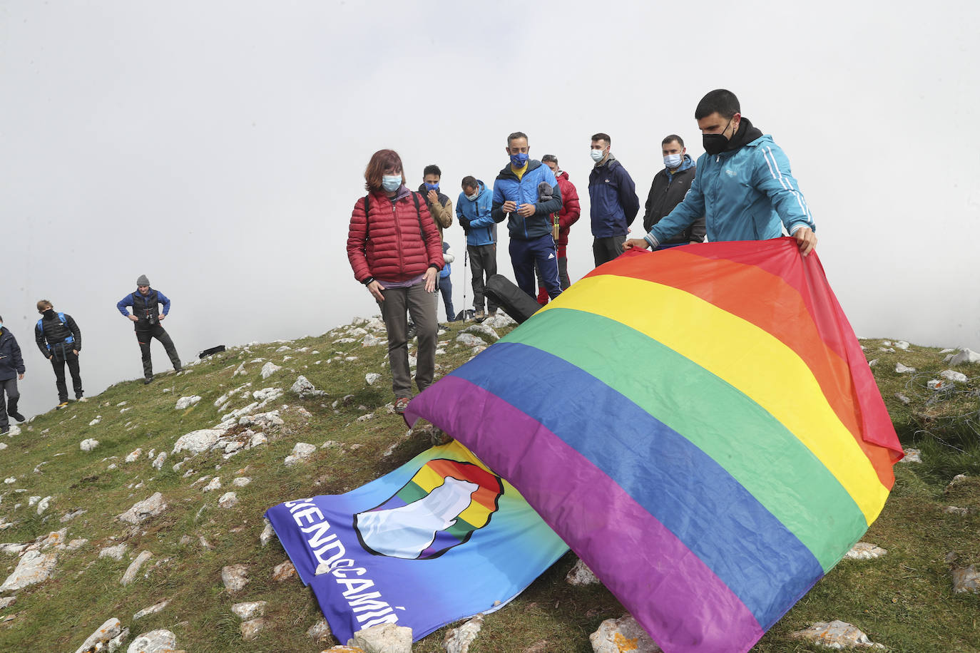 La asociación Faciendo Camín corona el Angliru con un buzón de cumbres con la forma del antiguo lavadero de Cimadevilla en recuerdo del popular personaje, asesinado hace 45 años