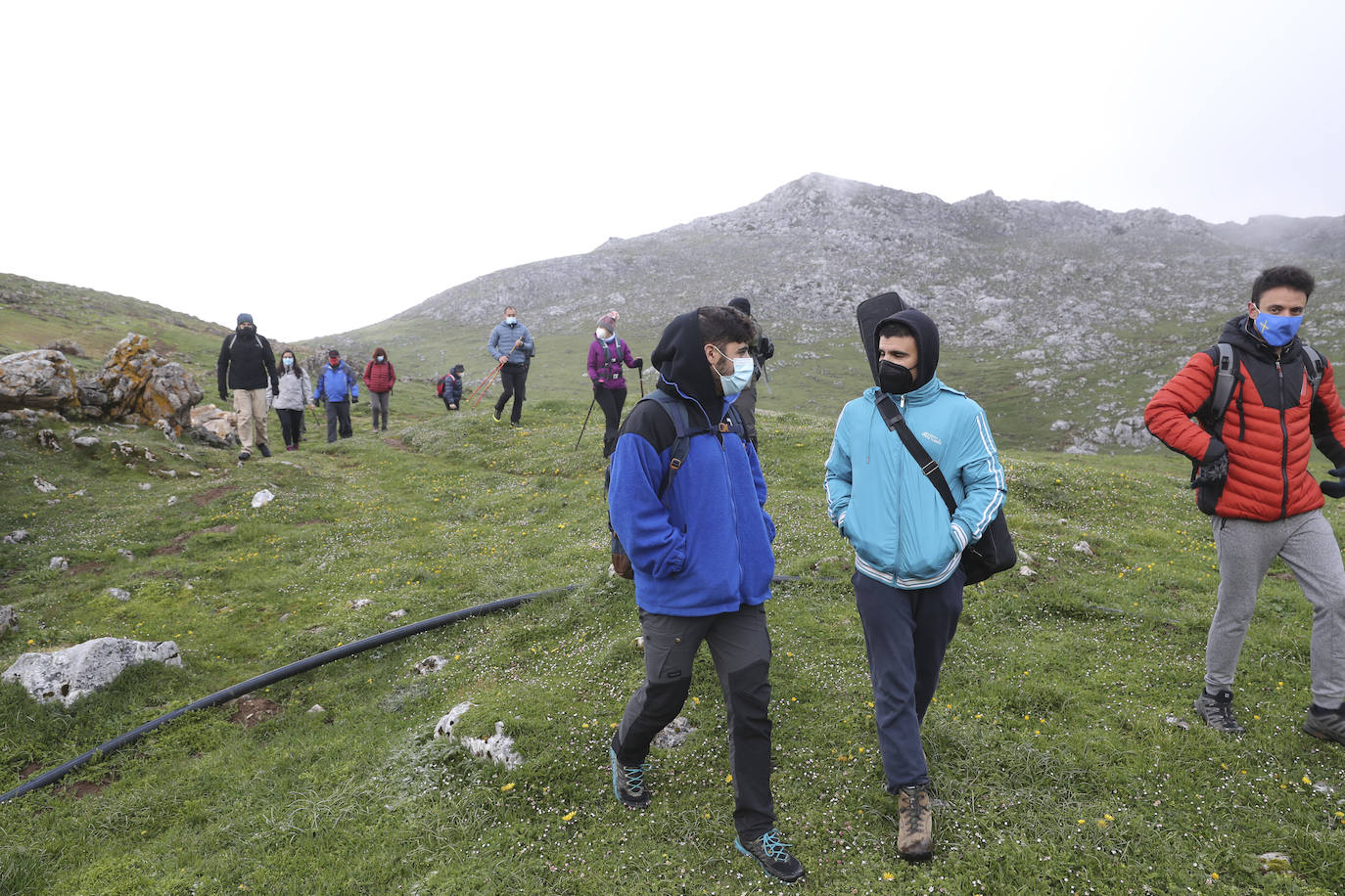 La asociación Faciendo Camín corona el Angliru con un buzón de cumbres con la forma del antiguo lavadero de Cimadevilla en recuerdo del popular personaje, asesinado hace 45 años