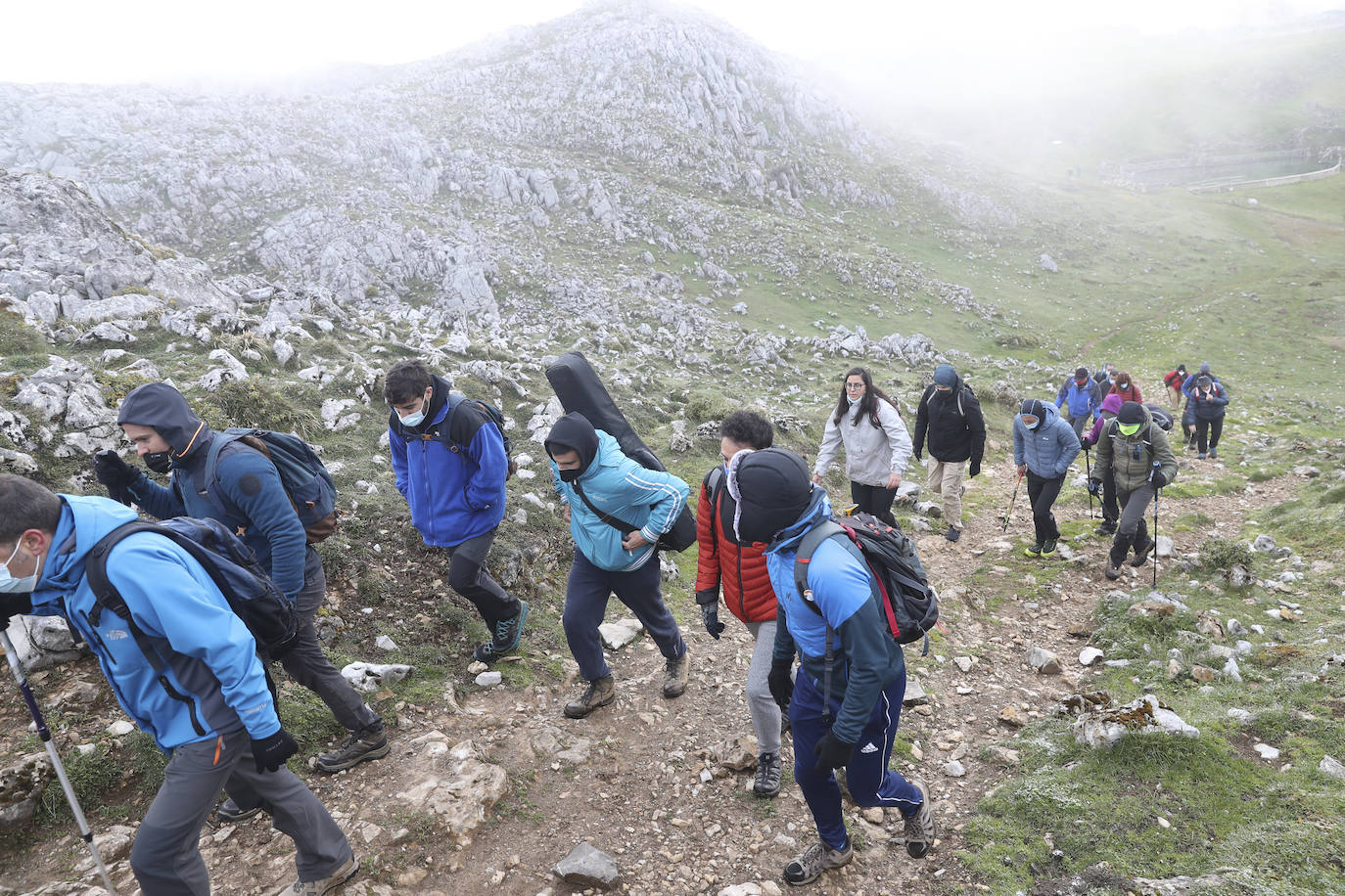 La asociación Faciendo Camín corona el Angliru con un buzón de cumbres con la forma del antiguo lavadero de Cimadevilla en recuerdo del popular personaje, asesinado hace 45 años