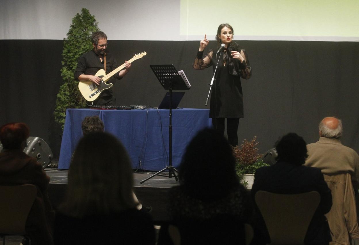 Isaac Garabatos y Yolanda Castaño cerraron esta edición de POEX con un recital. 