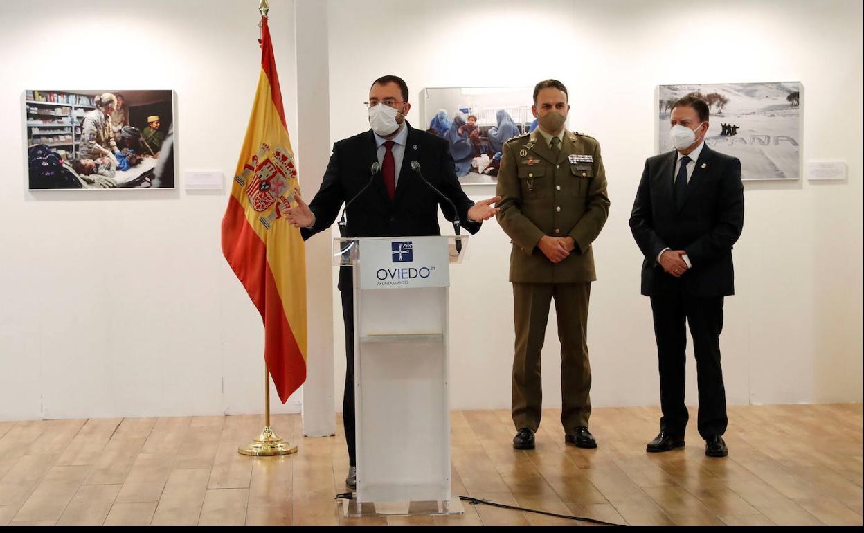 Barbón ha participado en la inauguración de la exposición fotográfica 'Misión Afganistán' organizada por el Ministerio de Defensa en la Plaza de Trascorrales.