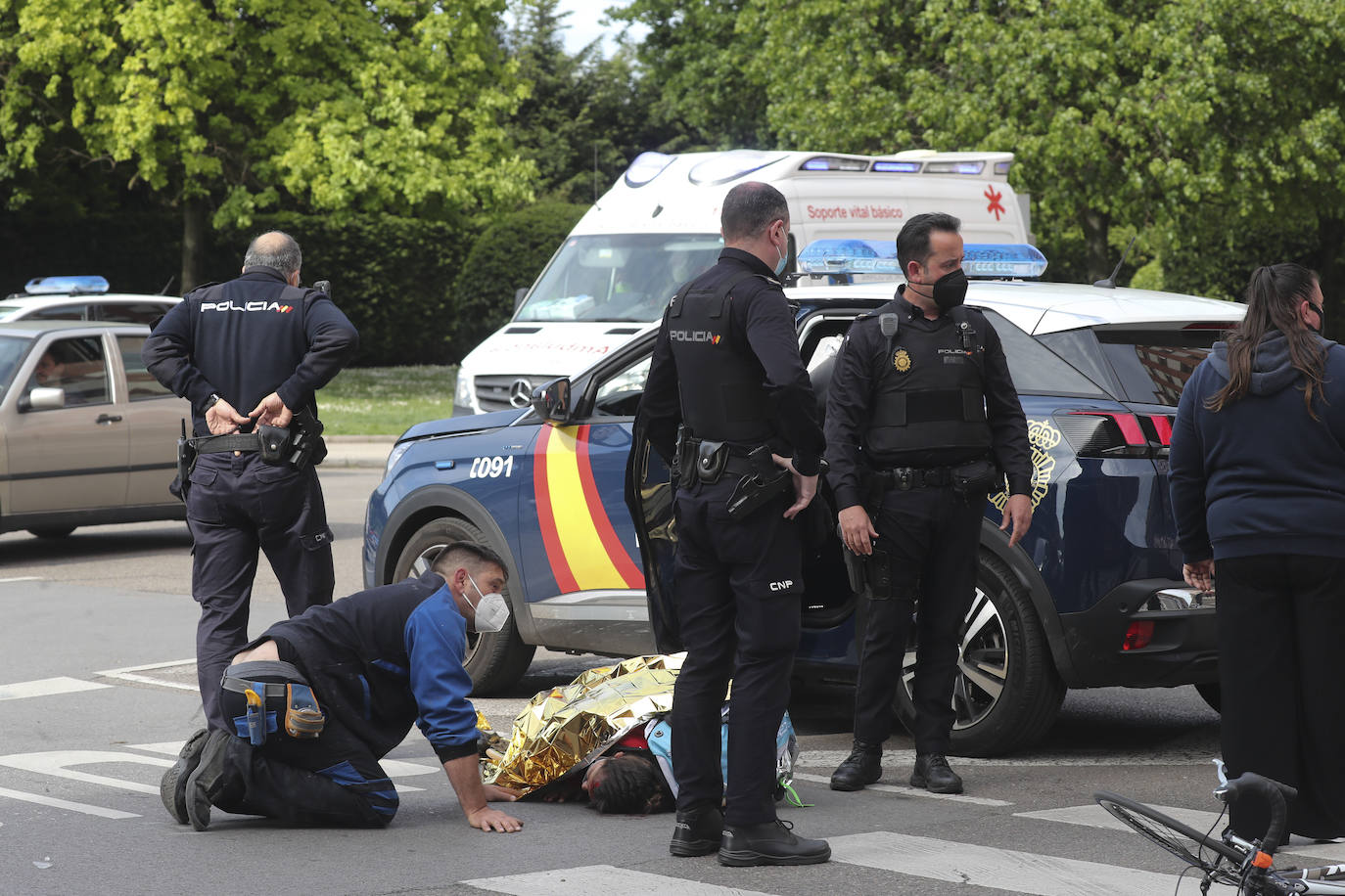 Una joven de 16 años resultó herida en la tarde de este martes tras ser atropellada por un vehículo cuando circulaba en bicicleta por La Calzada.