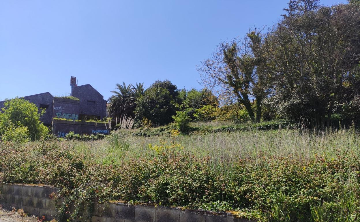 Parte de la parcela donde se proyecta la construcción de 24 viviendas en Los Laureles. 