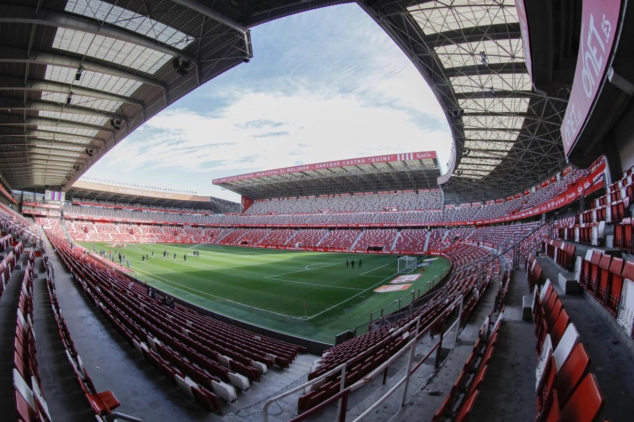 Panorámica de El Molinón desde la grada antes de la disputa de un partido de esta temporada, con los jugadores reconociendo el césped. 