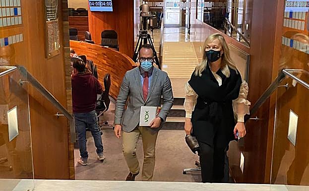 Los diputados de Vox, Ignacio Blanco y Sara Álvarez Rouco, abandonan el pleno.