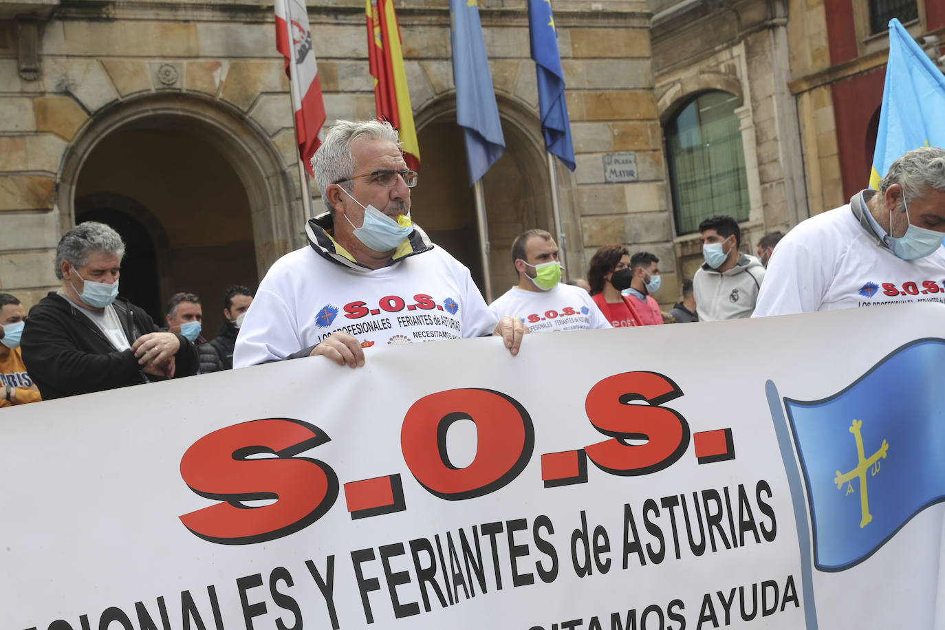 Movilización frente al consistorio gijonés para pedir que cuenten con ellos porque «estamos en la ruina y tenemos derecho a trabajar»