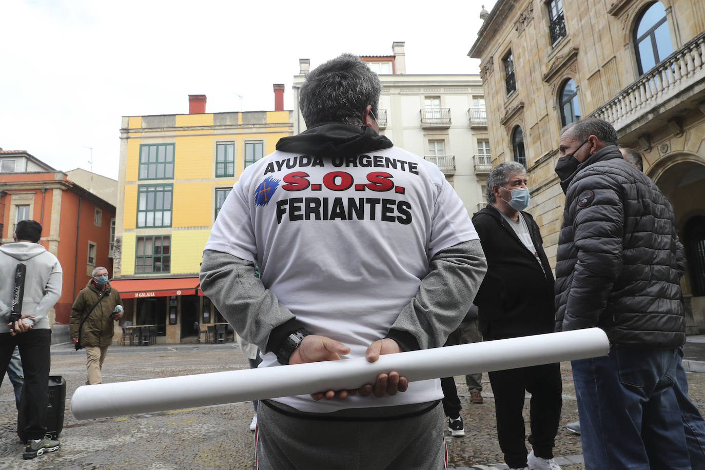 Movilización frente al consistorio gijonés para pedir que cuenten con ellos porque «estamos en la ruina y tenemos derecho a trabajar»