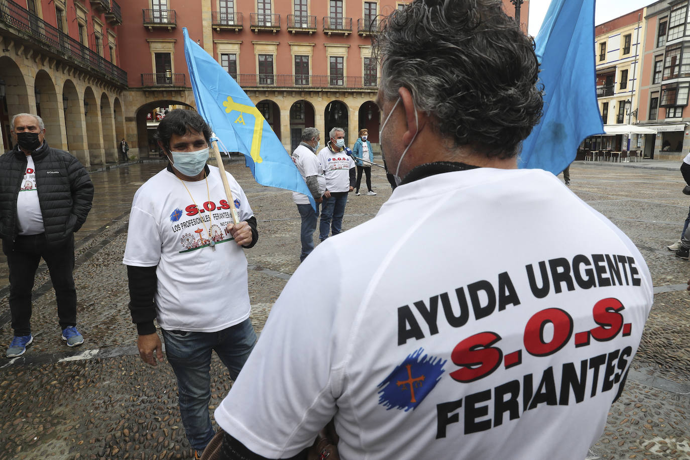 Movilización frente al consistorio gijonés para pedir que cuenten con ellos porque «estamos en la ruina y tenemos derecho a trabajar»