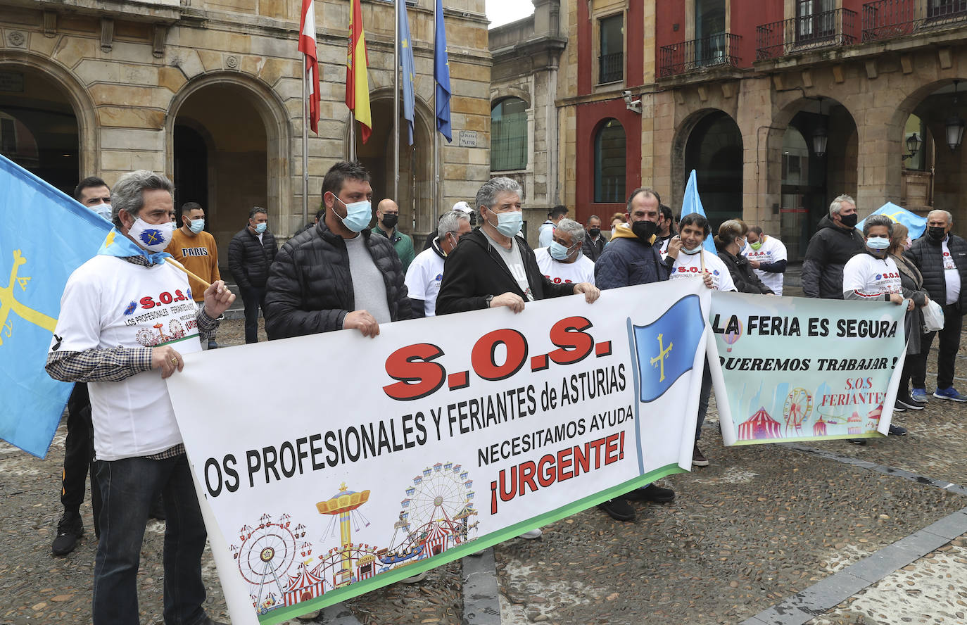 Movilización frente al consistorio gijonés para pedir que cuenten con ellos porque «estamos en la ruina y tenemos derecho a trabajar»