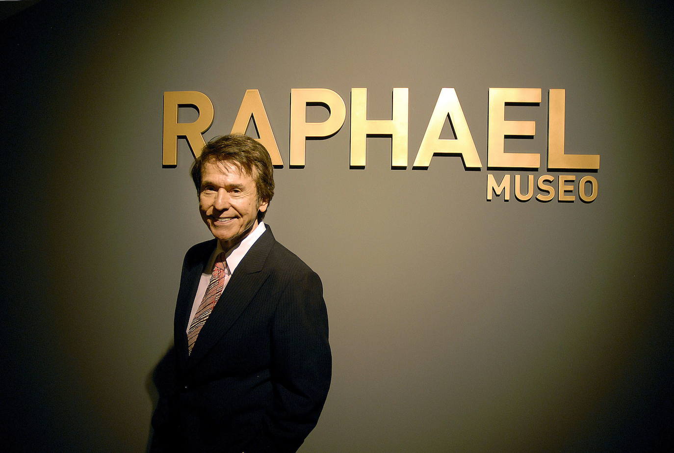 Raphael cumple 77 años convertido en icono 'indie' y sumando más de seis décadas sobre el escenario. En el día en el que sopla sus velas, ha anunciado la grabación de una serie sobre su vida que pronto podrá verse en Movistar+ y en la que lleva meses trabajando. En ella intervendrán miembros de su familia, sus amigos más íntimos, diversos artistas nacionales e internacionales y, por supuesto, el protagonista.