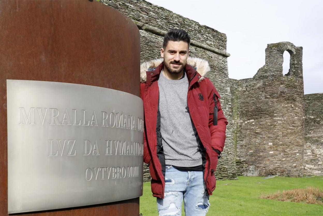 Roberto Canella, en la Muralla Romana de Lugo.