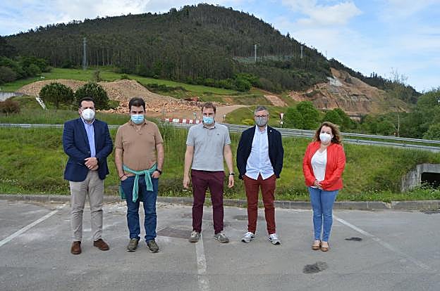 Salas pide a Barbón «que venga a ver el argayo y se lo explique a los vecinos»