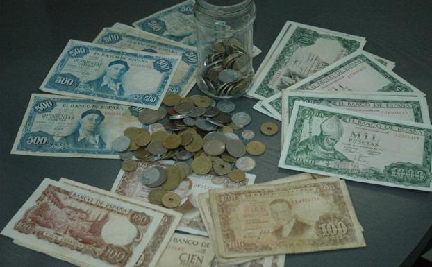 Algunos de los billetes y monedas hallados en la vivienda.