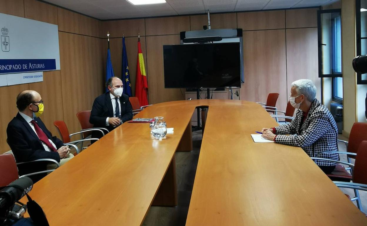 La consejera y el rector se reunieron este miércoles en Oviedo.