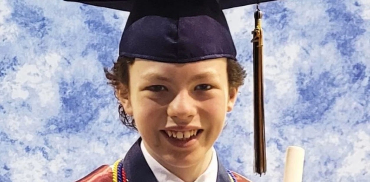 Mike Wimmer se gradúa con 12 años en el instituto y la Universida