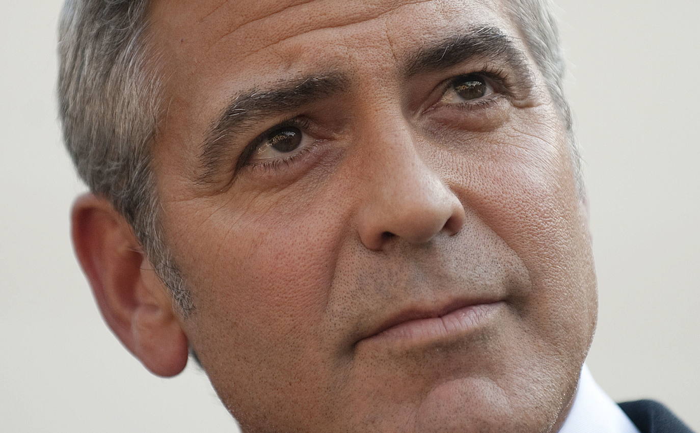 A pocos hombre les sientan tan bien las canas como a él. George Clooney cambia hoy de década para adentrarse en los sesenta sin perder ni un ápice de su natural atractivo. Galán de Hollywood, su indiscutible 'sex appeal' no es, sin embargo, la única de sus virtudes. Destaca por encima de todas las cosas su compromiso social que le ha convertido en voz de numerosos movimientos, desde la violencia en Sudán del Sur o los niños migrantes a la lucha contra el racismo La serie Urgencias le convirtió en estrella pasada la treintena; después llegó el salto al cine, en donde ejerce como actor, director y productor. Obtuvo un Óscar por Argo.