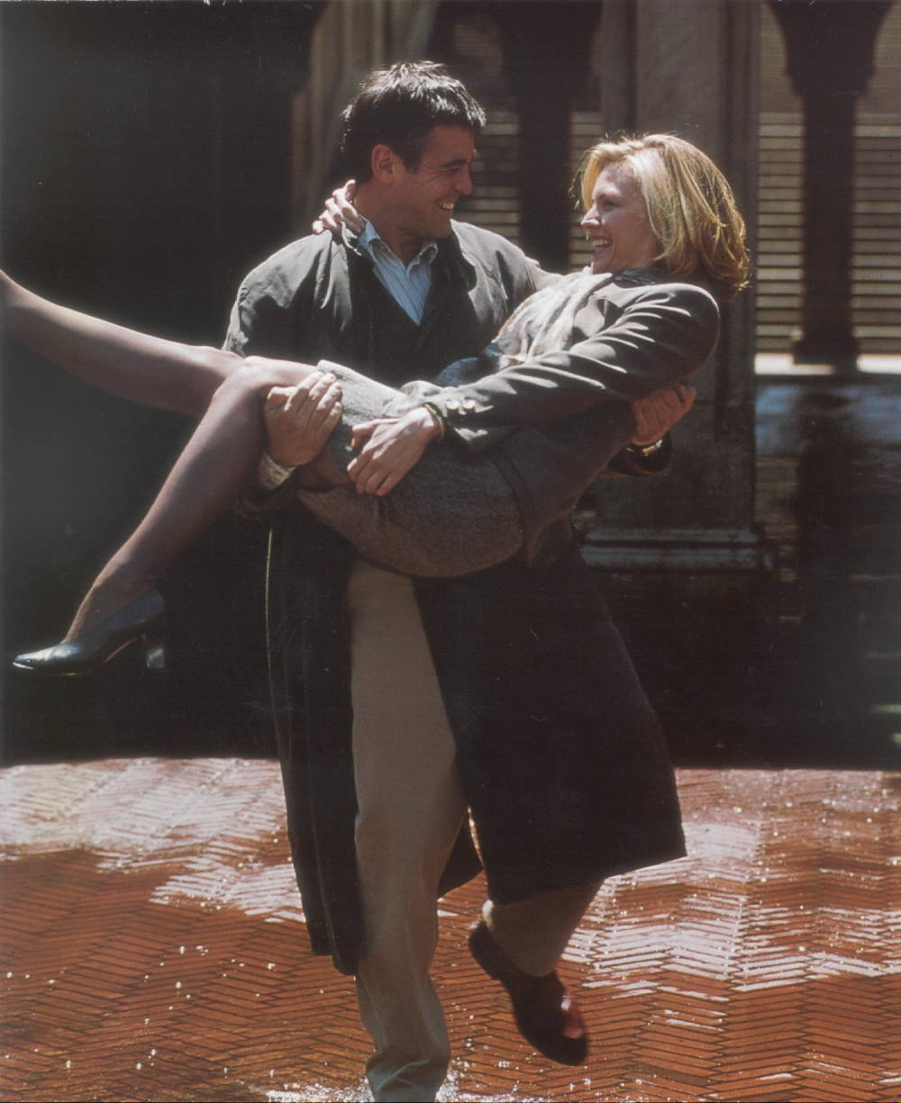 A pocos hombre les sientan tan bien las canas como a él. George Clooney cambia hoy de década para adentrarse en los sesenta sin perder ni un ápice de su natural atractivo. Galán de Hollywood, su indiscutible 'sex appeal' no es, sin embargo, la única de sus virtudes. Destaca por encima de todas las cosas su compromiso social que le ha convertido en voz de numerosos movimientos, desde la violencia en Sudán del Sur o los niños migrantes a la lucha contra el racismo La serie Urgencias le convirtió en estrella pasada la treintena; después llegó el salto al cine, en donde ejerce como actor, director y productor. Obtuvo un Óscar por Argo.