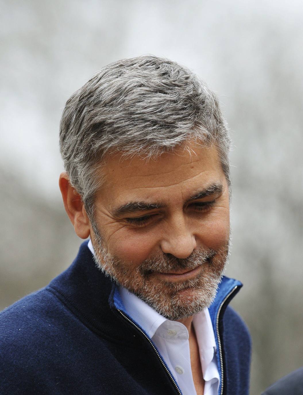 A pocos hombre les sientan tan bien las canas como a él. George Clooney cambia hoy de década para adentrarse en los sesenta sin perder ni un ápice de su natural atractivo. Galán de Hollywood, su indiscutible 'sex appeal' no es, sin embargo, la única de sus virtudes. Destaca por encima de todas las cosas su compromiso social que le ha convertido en voz de numerosos movimientos, desde la violencia en Sudán del Sur o los niños migrantes a la lucha contra el racismo La serie Urgencias le convirtió en estrella pasada la treintena; después llegó el salto al cine, en donde ejerce como actor, director y productor. Obtuvo un Óscar por Argo.