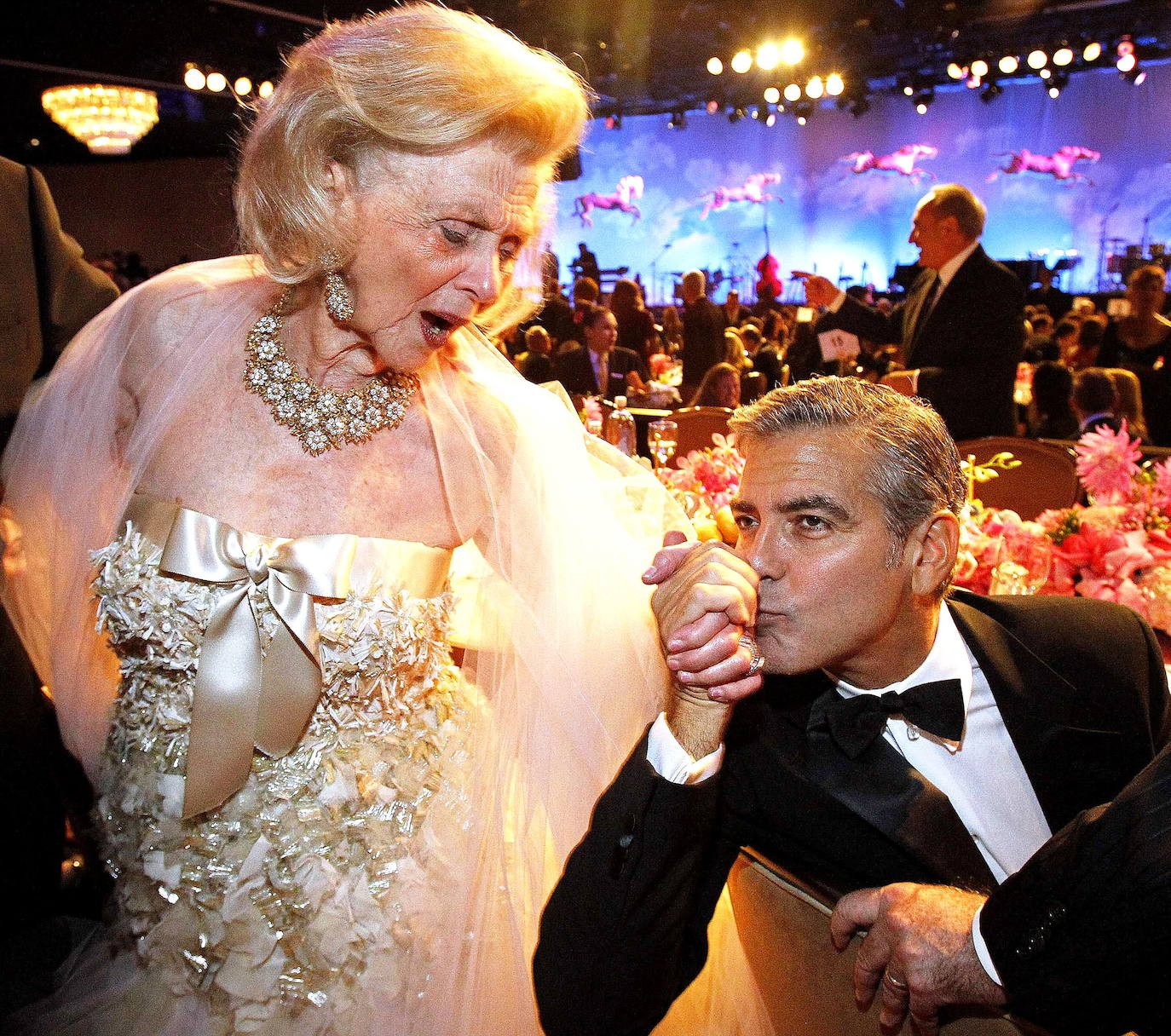 A pocos hombre les sientan tan bien las canas como a él. George Clooney cambia hoy de década para adentrarse en los sesenta sin perder ni un ápice de su natural atractivo. Galán de Hollywood, su indiscutible 'sex appeal' no es, sin embargo, la única de sus virtudes. Destaca por encima de todas las cosas su compromiso social que le ha convertido en voz de numerosos movimientos, desde la violencia en Sudán del Sur o los niños migrantes a la lucha contra el racismo La serie Urgencias le convirtió en estrella pasada la treintena; después llegó el salto al cine, en donde ejerce como actor, director y productor. Obtuvo un Óscar por Argo.