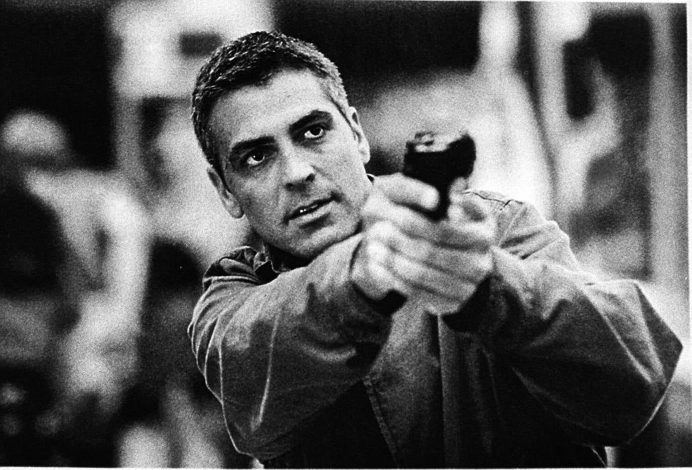 A pocos hombre les sientan tan bien las canas como a él. George Clooney cambia hoy de década para adentrarse en los sesenta sin perder ni un ápice de su natural atractivo. Galán de Hollywood, su indiscutible 'sex appeal' no es, sin embargo, la única de sus virtudes. Destaca por encima de todas las cosas su compromiso social que le ha convertido en voz de numerosos movimientos, desde la violencia en Sudán del Sur o los niños migrantes a la lucha contra el racismo La serie Urgencias le convirtió en estrella pasada la treintena; después llegó el salto al cine, en donde ejerce como actor, director y productor. Obtuvo un Óscar por Argo.