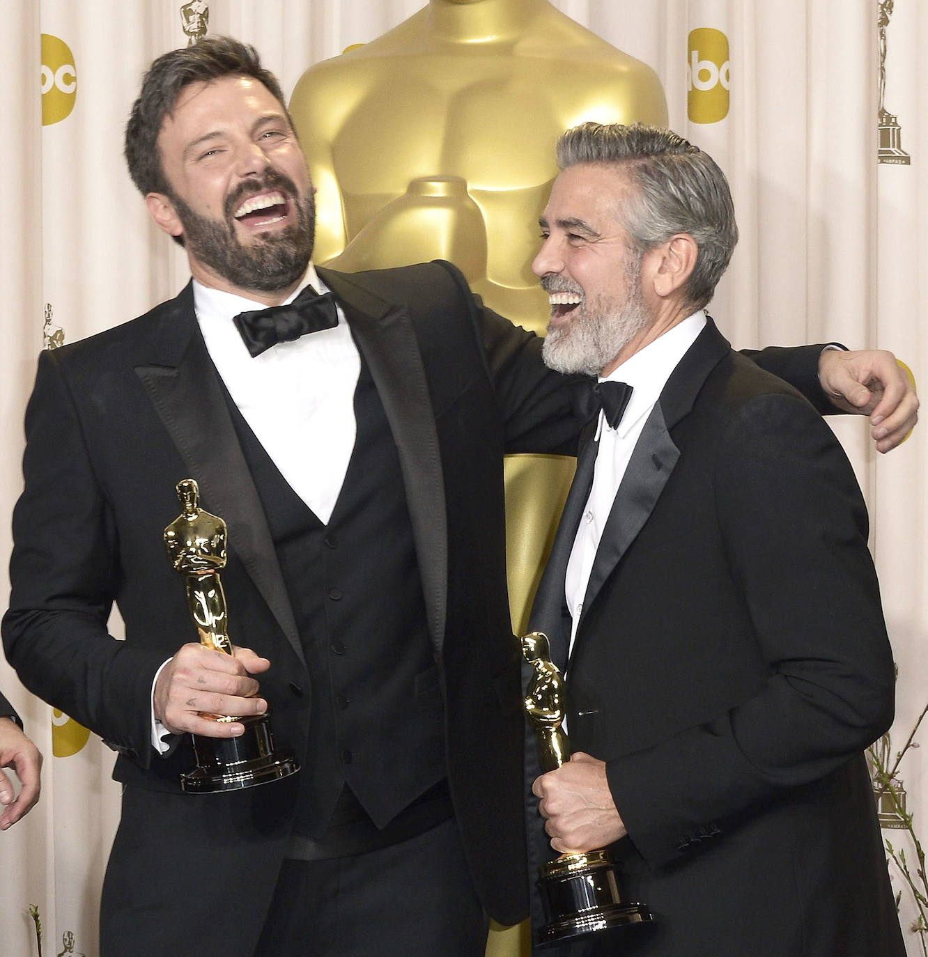 A pocos hombre les sientan tan bien las canas como a él. George Clooney cambia hoy de década para adentrarse en los sesenta sin perder ni un ápice de su natural atractivo. Galán de Hollywood, su indiscutible 'sex appeal' no es, sin embargo, la única de sus virtudes. Destaca por encima de todas las cosas su compromiso social que le ha convertido en voz de numerosos movimientos, desde la violencia en Sudán del Sur o los niños migrantes a la lucha contra el racismo La serie Urgencias le convirtió en estrella pasada la treintena; después llegó el salto al cine, en donde ejerce como actor, director y productor. Obtuvo un Óscar por Argo.