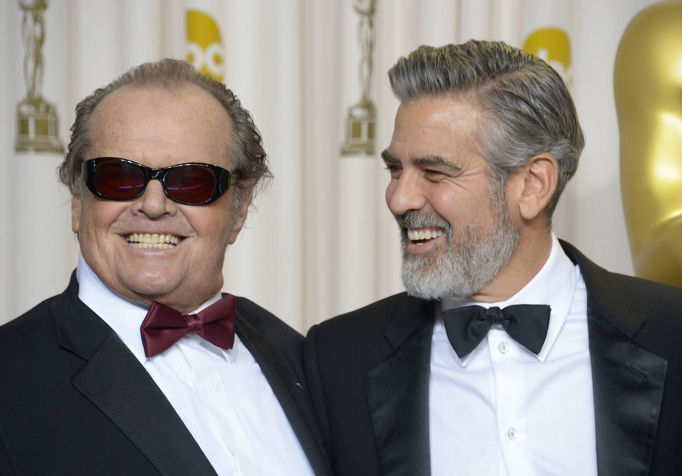 A pocos hombre les sientan tan bien las canas como a él. George Clooney cambia hoy de década para adentrarse en los sesenta sin perder ni un ápice de su natural atractivo. Galán de Hollywood, su indiscutible 'sex appeal' no es, sin embargo, la única de sus virtudes. Destaca por encima de todas las cosas su compromiso social que le ha convertido en voz de numerosos movimientos, desde la violencia en Sudán del Sur o los niños migrantes a la lucha contra el racismo La serie Urgencias le convirtió en estrella pasada la treintena; después llegó el salto al cine, en donde ejerce como actor, director y productor. Obtuvo un Óscar por Argo.