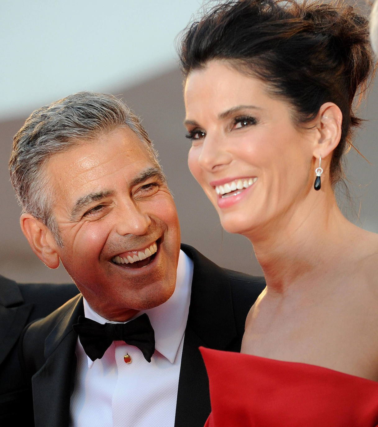 A pocos hombre les sientan tan bien las canas como a él. George Clooney cambia hoy de década para adentrarse en los sesenta sin perder ni un ápice de su natural atractivo. Galán de Hollywood, su indiscutible 'sex appeal' no es, sin embargo, la única de sus virtudes. Destaca por encima de todas las cosas su compromiso social que le ha convertido en voz de numerosos movimientos, desde la violencia en Sudán del Sur o los niños migrantes a la lucha contra el racismo La serie Urgencias le convirtió en estrella pasada la treintena; después llegó el salto al cine, en donde ejerce como actor, director y productor. Obtuvo un Óscar por Argo.