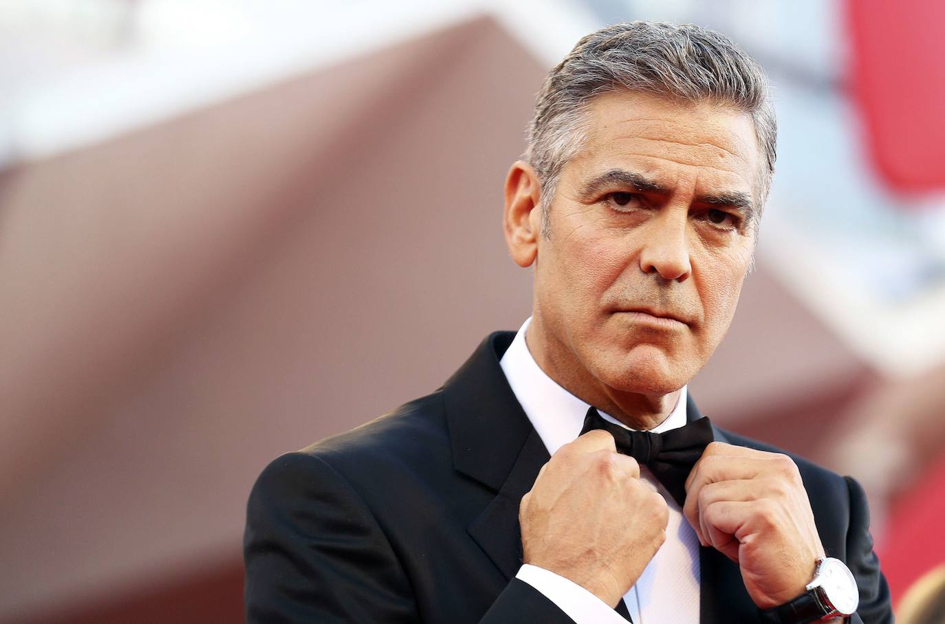 A pocos hombre les sientan tan bien las canas como a él. George Clooney cambia hoy de década para adentrarse en los sesenta sin perder ni un ápice de su natural atractivo. Galán de Hollywood, su indiscutible 'sex appeal' no es, sin embargo, la única de sus virtudes. Destaca por encima de todas las cosas su compromiso social que le ha convertido en voz de numerosos movimientos, desde la violencia en Sudán del Sur o los niños migrantes a la lucha contra el racismo La serie Urgencias le convirtió en estrella pasada la treintena; después llegó el salto al cine, en donde ejerce como actor, director y productor. Obtuvo un Óscar por Argo.