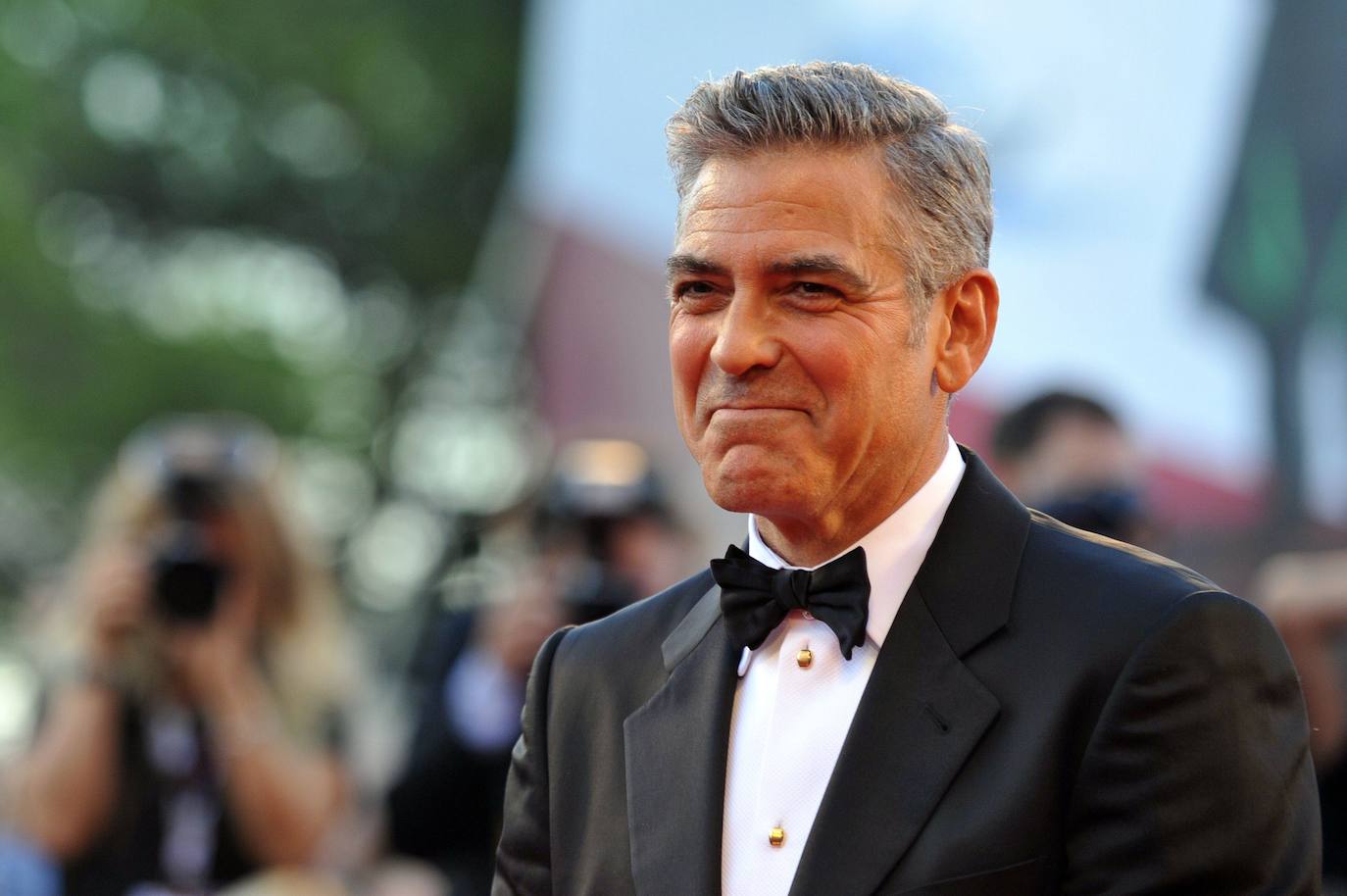 A pocos hombre les sientan tan bien las canas como a él. George Clooney cambia hoy de década para adentrarse en los sesenta sin perder ni un ápice de su natural atractivo. Galán de Hollywood, su indiscutible 'sex appeal' no es, sin embargo, la única de sus virtudes. Destaca por encima de todas las cosas su compromiso social que le ha convertido en voz de numerosos movimientos, desde la violencia en Sudán del Sur o los niños migrantes a la lucha contra el racismo La serie Urgencias le convirtió en estrella pasada la treintena; después llegó el salto al cine, en donde ejerce como actor, director y productor. Obtuvo un Óscar por Argo.