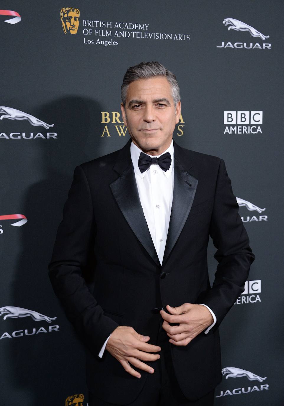 A pocos hombre les sientan tan bien las canas como a él. George Clooney cambia hoy de década para adentrarse en los sesenta sin perder ni un ápice de su natural atractivo. Galán de Hollywood, su indiscutible 'sex appeal' no es, sin embargo, la única de sus virtudes. Destaca por encima de todas las cosas su compromiso social que le ha convertido en voz de numerosos movimientos, desde la violencia en Sudán del Sur o los niños migrantes a la lucha contra el racismo La serie Urgencias le convirtió en estrella pasada la treintena; después llegó el salto al cine, en donde ejerce como actor, director y productor. Obtuvo un Óscar por Argo.